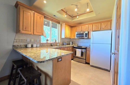 Pinebrook Condo | Top floor furnished 3BD/2BA Park City condo for rent, beautiful mountain views!