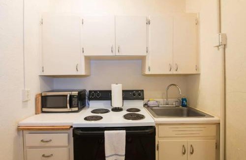 Anniston Apartment | Top floor Spacious Studio