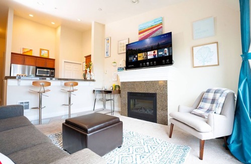 Lower Queen Anne Condo | Top Floor Water View Oasis near Space Needle & Cruise