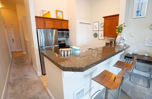 Lower Queen Anne Condo | Top Floor Water View Oasis near Space Needle & Cruise