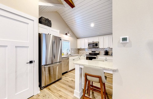 Rehoboth Beach Cottage | Town of Rehoboth Beach dog-friendly cottage with a private pool, washer/dryer