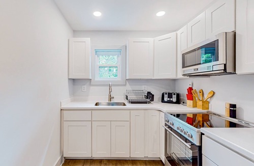 The Pines House | Town of Rehoboth Beach - Airy, walkable suite near the beach & boardwalk