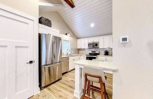 Rehoboth Beach Cottage | Town of Rehoboth Beach dog-friendly cottage with a private pool, washer/dryer