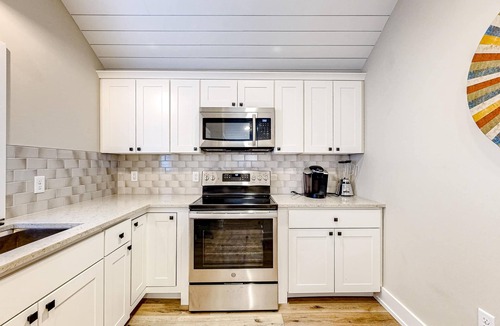 Rehoboth Beach Cottage | Town of Rehoboth Beach dog-friendly cottage with a private pool, washer/dryer