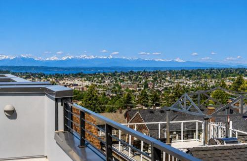 Phinney Ridge House | Townhome | Zoo | Rooftop views | Easy parking