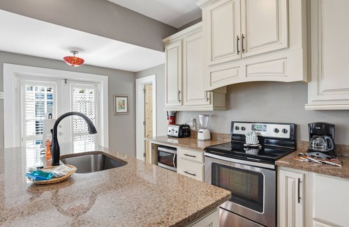 Old Town Cottage | Tranquil Dog-friendly Getaway with Shared Pool, WiFi, & AC - Snowbirds Welcome