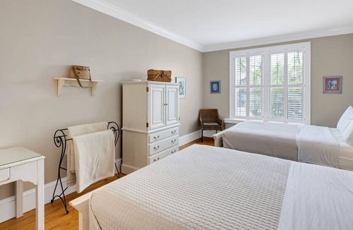 Historic Downtown Manteo Apartment | Tranquil House Inn - Downtown Waterfront Manteo - 2 Queens Handicap Access Rm 14
