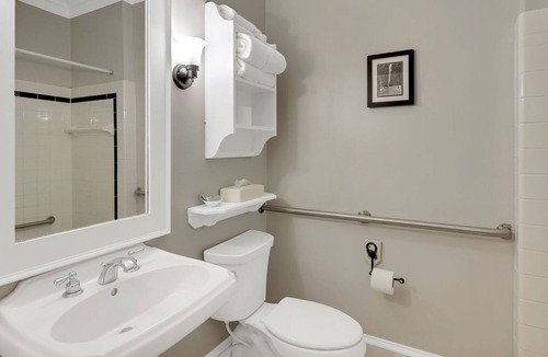 Historic Downtown Manteo Apartment | Tranquil House Inn - Downtown Waterfront Manteo - 2 Queens Handicap Access Rm 14