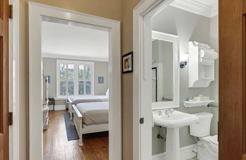 Historic Downtown Manteo Apartment | Tranquil House Inn - Downtown Waterfront Manteo - 2 Queens Handicap Access Rm 14