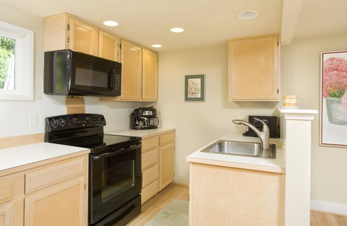 Inglewood Cottage | Tranquil Lake House near Seattle, Issaquah, Redmond