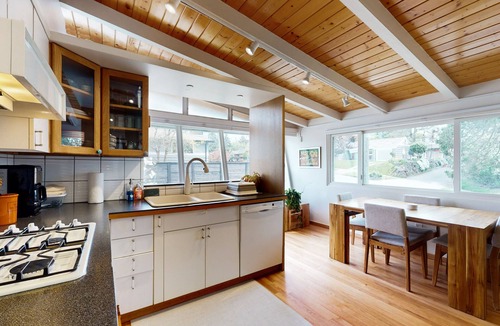 Lawton Park House | Tranquil Mid-Century retreat in Seattle's charming neighborhood. Dog-friendly