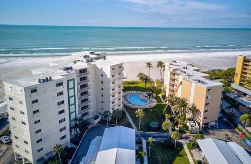 Siesta Key Villa | Tranquil villa with private beach, 2br/2ba 3 pools, complex on beach! Renovated
