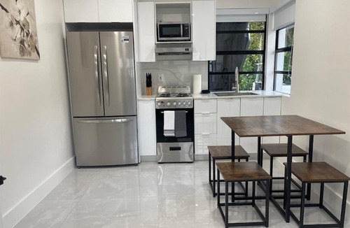 Flamingo Parks Apartment | Transit-Friendly Flamingo Park Hideaway