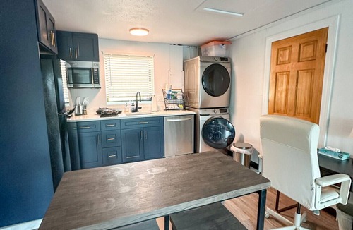Venice Gardens House | Travelers Nook close to Venice Beach!