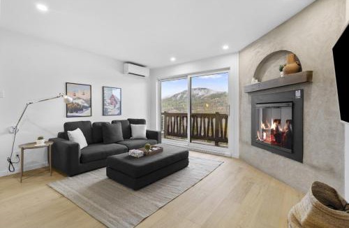 Mont-Tremblant House | Tremblant Lakeview Retreat w Balcony and Fireplace