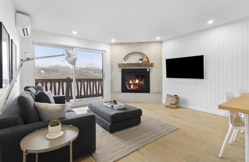 Mont-Tremblant House | Tremblant Lakeview Retreat w Balcony and Fireplace