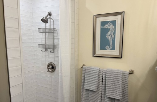 Historic Kenwood Cottage | Tropical Cottage Oasis W/ secluded patio minutes from downtown!