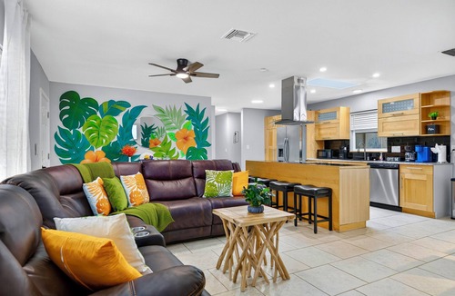 Sarasota Springs House | Tropical Family Retreat with Heated Pool, Jacuzzi, Mini Golf