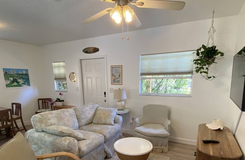 Alta Vista House | Tropical garden home-walk to downtown, 5 minutes to beaches, DOG friendly
