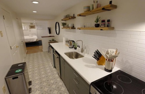 Mount Pleasant Apartment | Tropical Paradise by the Park