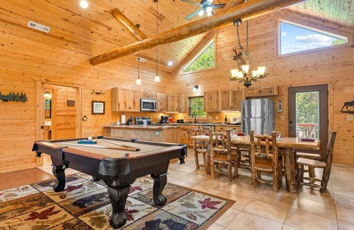 Ridgedale Cabin | True Log Cabin near Thunder Ridge Nature Arena-Private Hot Tub-Billiards-Free Attraction Tickets