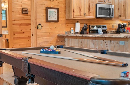 Ridgedale Cabin | True Log Cabin near Thunder Ridge Nature Arena-Private Hot Tub-Billiards-Free Attraction Tickets