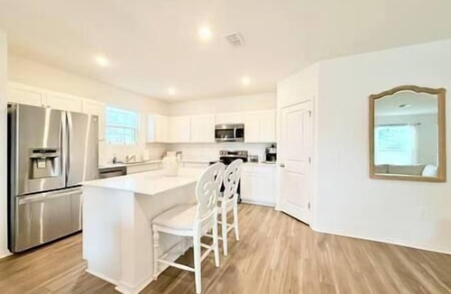 Newtown House | Twin Lido Beach Homes, Hot Tub + Outdoor Showers