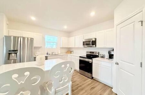 Newtown House | Twin Lido Beach Homes, Hot Tub + Outdoor Showers