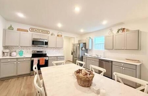 Newtown House | Twin Lido Beach Homes, Hot Tub + Outdoor Showers