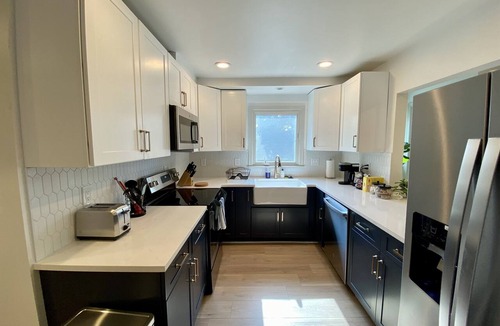 Cherrydale Apartment | Two bed Apt in Arlington l King Bed | Free parking