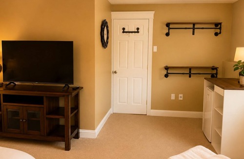 Charlottetown Bed & Breakfast | Two Queen Bedroom Cozy Retreat Near Everything | Clean & Comfortable
