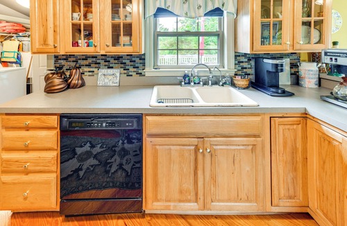 Tyaskin Cottage | Tyaskin Retreat w/Deck - Across From the Water!