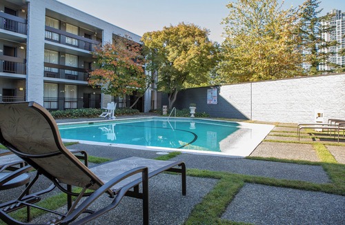 Wilburton Hotel | Ultimate Bellevue Experience! 2 Double Beds Rooms, Outdoor Seasonal Pool