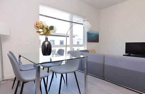 Downtown Apartment | Ultra Modern Redmond 1BR 3 | Fast Wifi| Gym