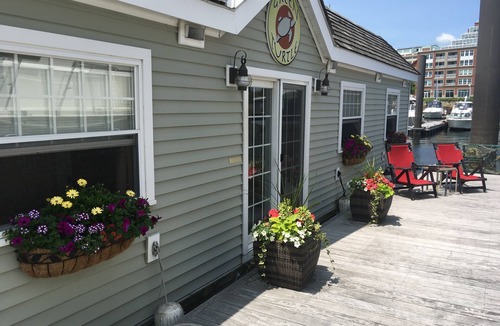 Thompson Square - Bunker Hill Boat Rental | Unique Boston Harbor Houseboat Suite 2 - Experience near the Freedom Trail -AC