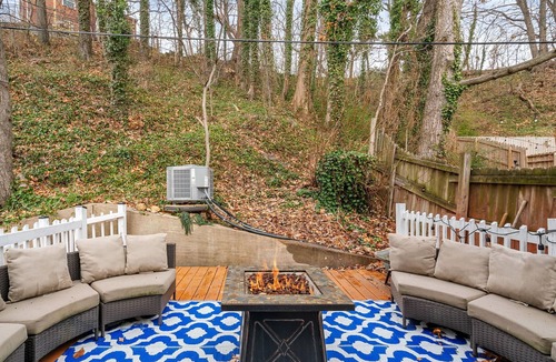 Nauck House | Unique home in Arlington surrounding my nature