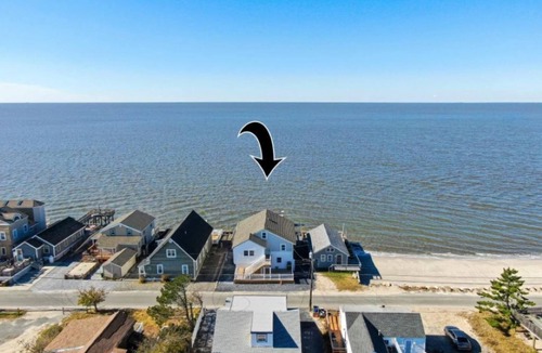 Goshen House | Unobstructed Bay Views, Sleeps 9, Steps to Beach – Top-Floor Sunset Deck