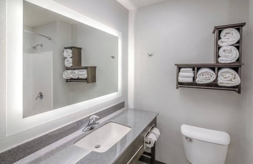 Garner Hotel | Unwind Near White Deer Park Nature Center - Full Kitchen & Pet Friendly!