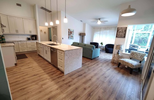 Laurel House | Updated Clean Spacious 3/2. Sleep12. 6 Minutes to Nokomis Beach. Pet friendly.