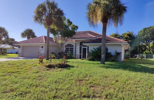 Laurel House | Updated Clean Spacious 3/2. Sleep12. 6 Minutes to Nokomis Beach. Pet friendly.