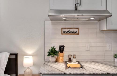 Northeast Raleigh Apartment | Upscale Midtown Studio and Private Balcony
