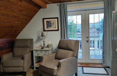 Alki House | UPSTAIRS Alki Beach APARTMENT - Seattle -Historic-1858
