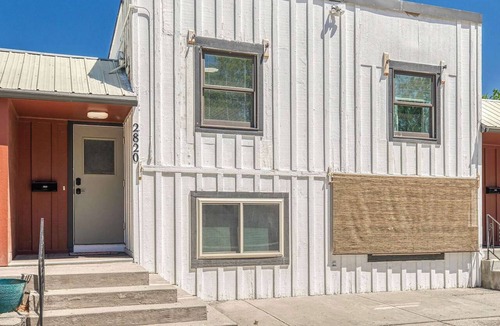 Depot Bench Apartment | Uptown 2 bedroom flat near Train Depot