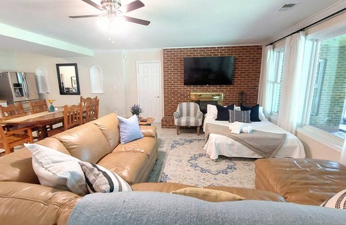 West Springfield Apartment | Urban Oasis I Large 2bd/1ba I Surrounded by Nature I 30 mins to DC