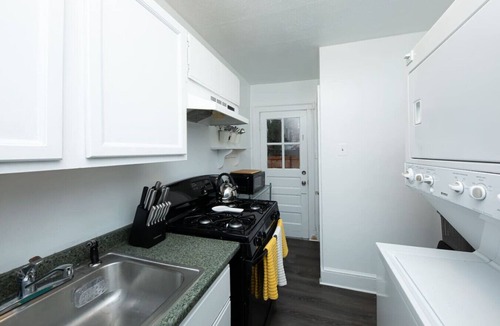 Waycroft - Woodlawn House | Urban Oasis: Vibrant Charm 5 Mins from DC!