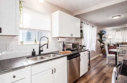 West Columbus House | Urban Oasis w/Hot Tub Near Downtown & Arena Dist.