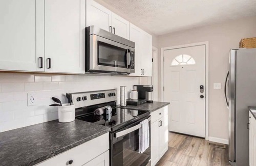 West Columbus House | Urban Oasis w/Hot Tub Near Downtown & Arena Dist.