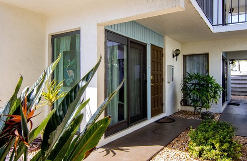 Sarasota Condo | Vacation delight! Cozy condo just steps from the beach and St. Armands circle.