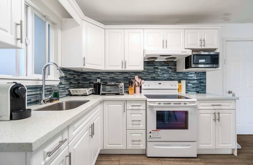 Renfrew-Collingwood House | Vancouver Cozy 2-Bedroom Suite with Private Access