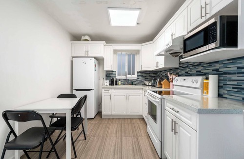 Renfrew-Collingwood House | Vancouver Cozy 2-Bedroom Suite with Private Access